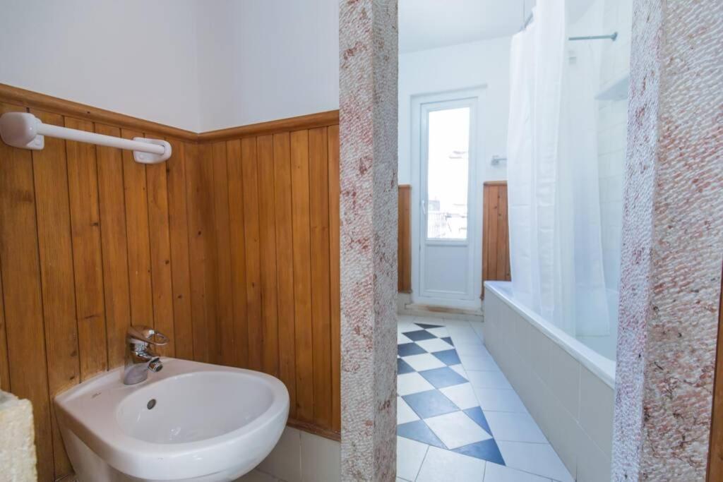 135 B - Alfama Renovated Charming Historic Flat Near Baixa Lisboa